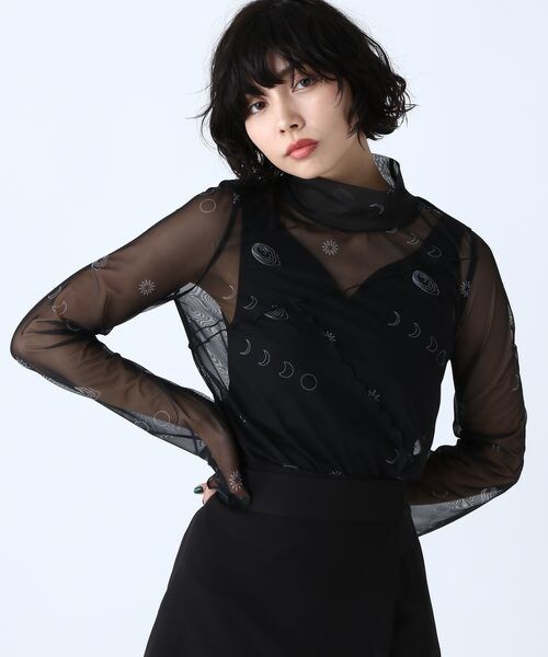 PAGEBOY（ページボーイ）の「アシメメローシアータートル（トップス・レディース・モノトーン柄01/英字×ホワイト02/オフホワイト05/タトゥー×ブラック08/ブラック09/グリーン75/ブルー柄80・F）」の19枚目の写真