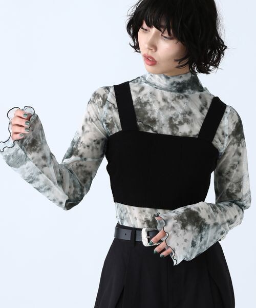 PAGEBOY（ページボーイ）の「アシメメローシアータートル（トップス・レディース・モノトーン柄01/英字×ホワイト02/オフホワイト05/タトゥー×ブラック08/ブラック09/グリーン75/ブルー柄80・F）」の4枚目の写真