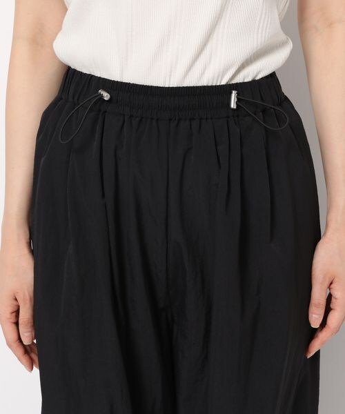 LOWRYS FARM（ローリーズファーム）の「ドロストナイロンワイドパンツ（パンツ・レディース・アイボリー08/ブラック09/パープル95・FREE）」の20枚目の写真