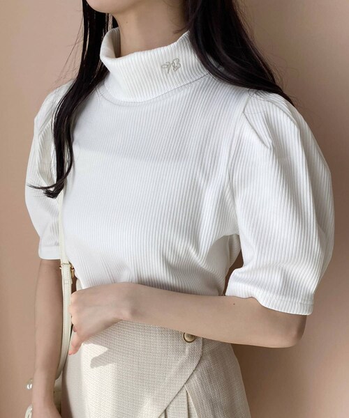one after another NICE CLAUP(ワンアフターアナザーナイスクラップ)の「刺しゅうハイネックトップス(Tシャツ/カットソー・レディース・オフホワイト/ピンク/ブラック/その他12・0)」の2枚目の写真