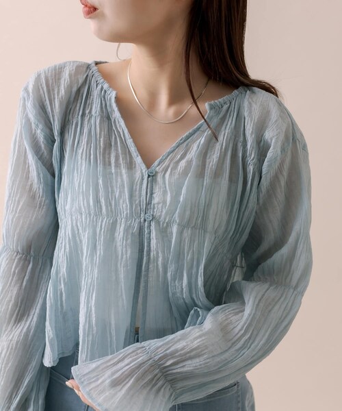 mystic（ミスティック）の「[mline]シアーギャザーブラウス（トップス・レディース・オフホワイト/イエロー/ブルー/ブラック・F）」の2枚目の写真