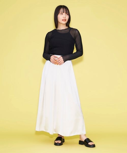 FOREVER 21（フォーエバー トゥエンティーワン）の「ヴィンテージサテンロングスカート（スカート・レディース・アイボリー08/ブラック09/グレー13・S/M）」の3枚目の写真