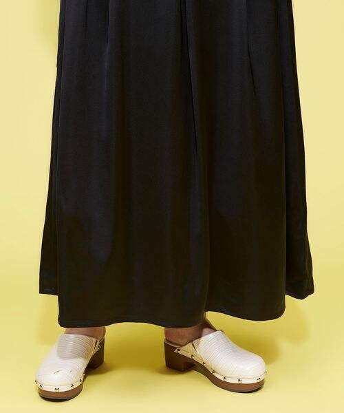 FOREVER 21（フォーエバー トゥエンティーワン）の「ヴィンテージサテンロングスカート（スカート・レディース・アイボリー08/ブラック09/グレー13・S/M）」の12枚目の写真