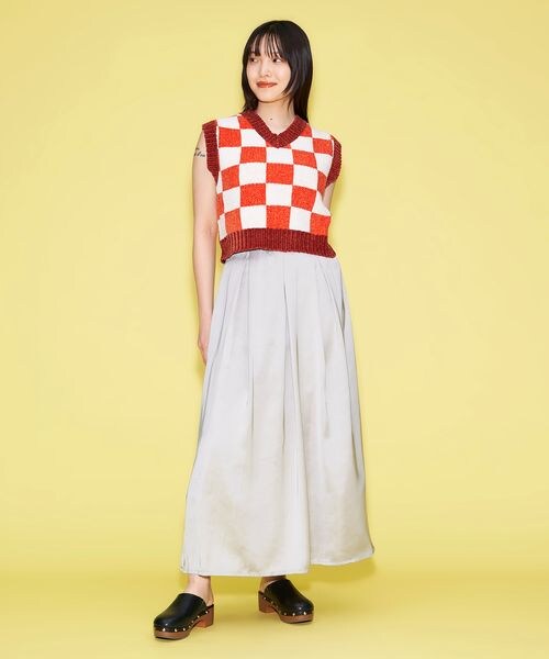 FOREVER 21（フォーエバー トゥエンティーワン）の「ヴィンテージサテンロングスカート（スカート・レディース・アイボリー08/ブラック09/グレー13・S/M）」の5枚目の写真