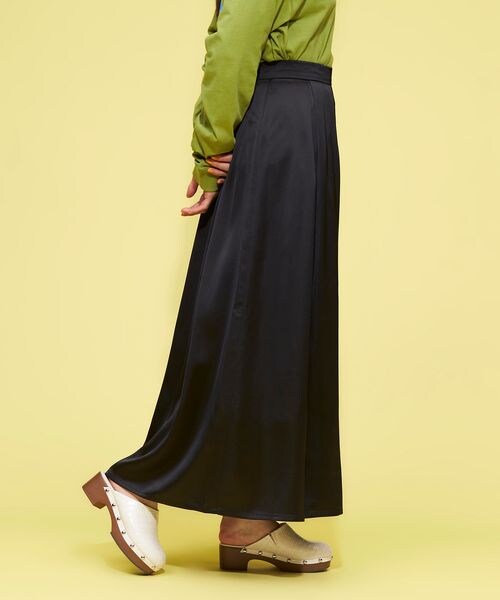 FOREVER 21（フォーエバー トゥエンティーワン）の「ヴィンテージサテンロングスカート（スカート・レディース・アイボリー08/ブラック09/グレー13・S/M）」の7枚目の写真