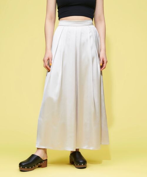 FOREVER 21（フォーエバー トゥエンティーワン）の「ヴィンテージサテンロングスカート（スカート・レディース・アイボリー08/ブラック09/グレー13・S/M）」の4枚目の写真