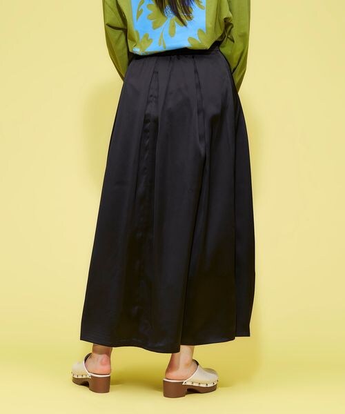 FOREVER 21（フォーエバー トゥエンティーワン）の「ヴィンテージサテンロングスカート（スカート・レディース・アイボリー08/ブラック09/グレー13・S/M）」の8枚目の写真