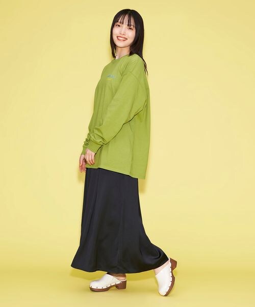 FOREVER 21（フォーエバー トゥエンティーワン）の「ヴィンテージサテンロングスカート（スカート・レディース・アイボリー08/ブラック09/グレー13・S/M）」の6枚目の写真