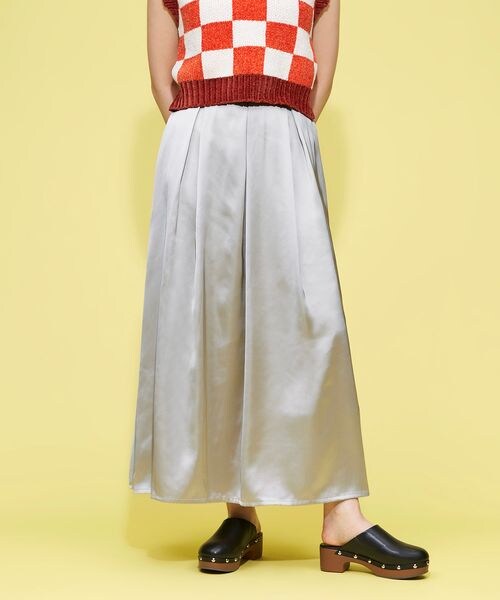 FOREVER 21（フォーエバー トゥエンティーワン）の「ヴィンテージサテンロングスカート（スカート・レディース・アイボリー08/ブラック09/グレー13・S/M）」の2枚目の写真