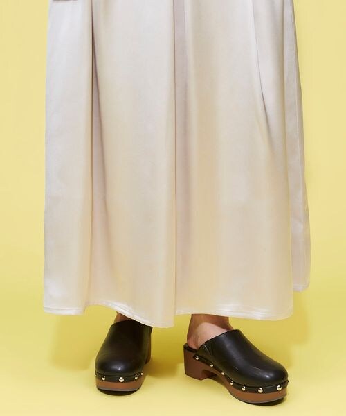 FOREVER 21（フォーエバー トゥエンティーワン）の「ヴィンテージサテンロングスカート（スカート・レディース・アイボリー08/ブラック09/グレー13・S/M）」の11枚目の写真