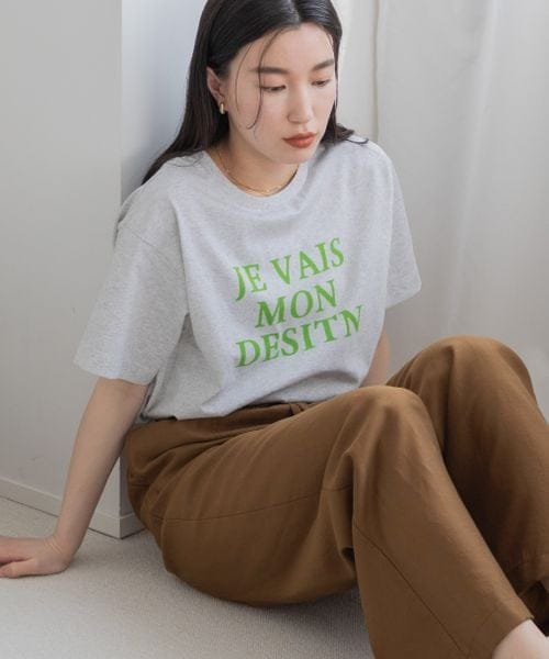 LOWRYS FARM(ローリーズファーム)の「プリントロゴTシャツ(トップス・ホワイト05/グレー12/チャコールグレー18/ピンク22・F)」の2枚目の写真