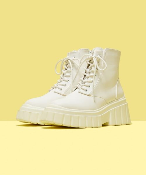 FOREVER 21（フォーエバー トゥエンティーワン）の「レースアップブーツ（シューズ・レディース・ホワイト01/ブラック09・23(23.0cm)/24(24.0cm)/25(25.0cm)）」の3枚目の写真