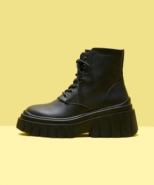 FOREVER 21（フォーエバー トゥエンティーワン）の「レースアップブーツ（シューズ・レディース・ホワイト01/ブラック09・23(23.0cm)/24(24.0cm)/25(25.0cm)）」の2枚目の写真