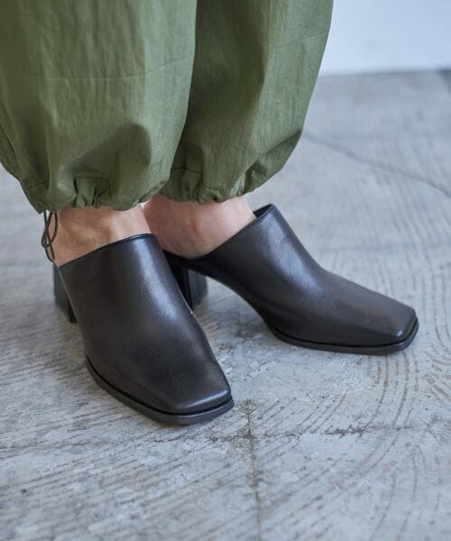 LEPSIM(レプシィム)の「スクエアヒールミュール(シューズ・レディース・アイボリー08/ブラック09/ブラウン51・M(23-23.5)/L(24-24.5))」の2枚目の写真