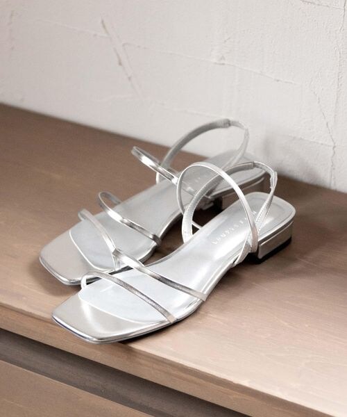 LOWRYS FARM（ローリーズファーム）の「ホソストラップサンダル（シューズ・レディース・ブラック09/シルバー12・M(23-23.5)/L(24-24.5)）」の2枚目の写真