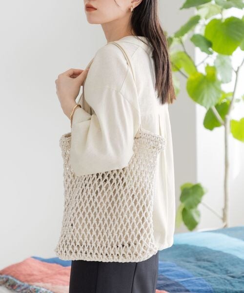 LOWRYS FARM（ローリーズファーム）の「マクラメキンチャクツキトート（バッグ・アイボリー06/オフホワイト08/ブラック10/ベージュ52・FREE）」の2枚目の写真
