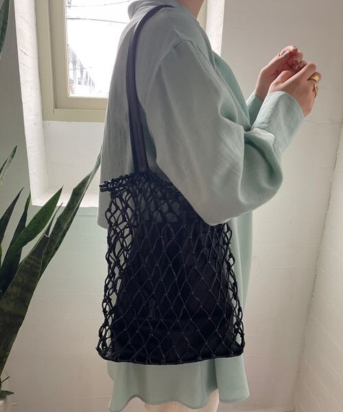 LOWRYS FARM（ローリーズファーム）の「マクラメキンチャクツキトート（バッグ・アイボリー06/オフホワイト08/ブラック10/ベージュ52・FREE）」の3枚目の写真