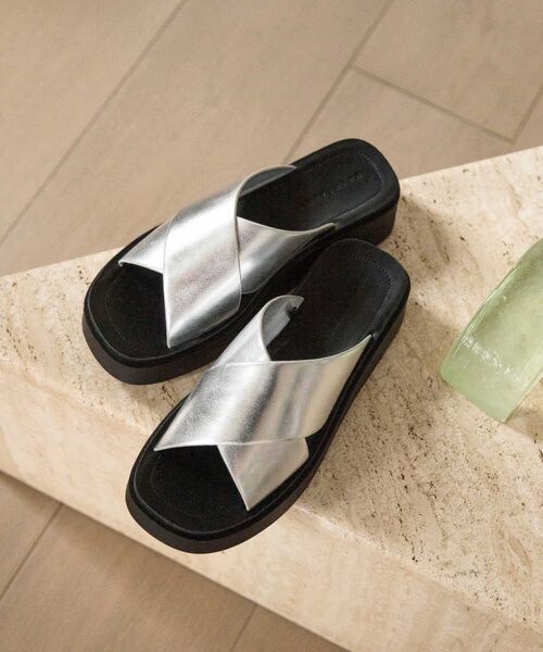 LOWRYS FARM(ローリーズファーム)の「カンドウフィットクロス(シューズ・アイボリー08/ブラック09/シルバー12・M(23-23.5)/L(24-24.5))」の4枚目の写真