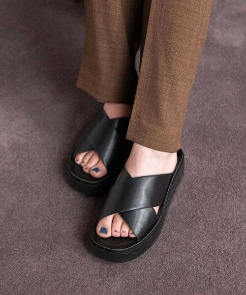 LOWRYS FARM(ローリーズファーム)の「カンドウフィットクロス(シューズ・アイボリー08/ブラック09/シルバー12・M(23-23.5)/L(24-24.5))」の2枚目の写真