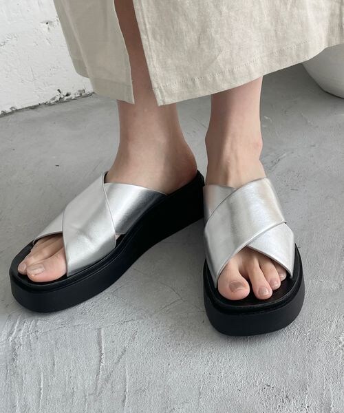 LOWRYS FARM(ローリーズファーム)の「カンドウフィットクロス(シューズ・アイボリー08/ブラック09/シルバー12・M(23-23.5)/L(24-24.5))」の3枚目の写真