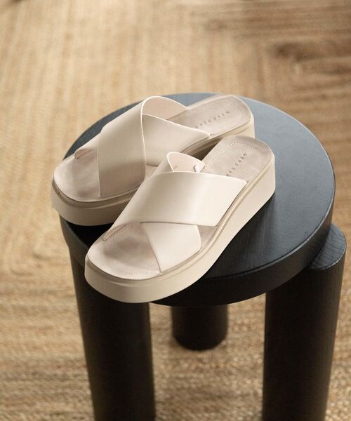 LOWRYS FARM(ローリーズファーム)の「カンドウフィットクロス(シューズ・アイボリー08/ブラック09/シルバー12・M(23-23.5)/L(24-24.5))」の1枚目の写真