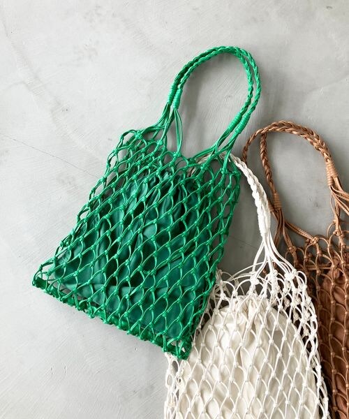 LEPSIM（レプシィム）の「フェイクレザーマクラメハンモックトート（バッグ・レディース・アイボリー08/ベージュ52/グリーン75・ONE SIZE）」の2枚目の写真