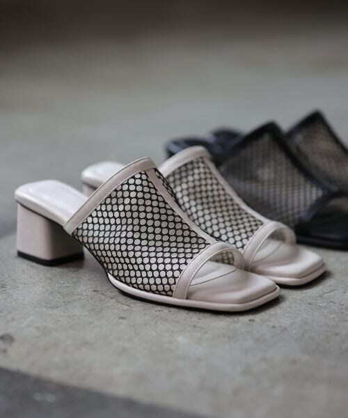 PAGEBOY(ページボーイ)の「スクエアメッシュサンダル(シューズ・レディース・オフホワイト05/ブラック09・M(23.5cm)/L(24.5cm))」の1枚目の写真