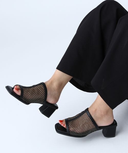 PAGEBOY(ページボーイ)の「スクエアメッシュサンダル(シューズ・レディース・オフホワイト05/ブラック09・M(23.5cm)/L(24.5cm))」の2枚目の写真