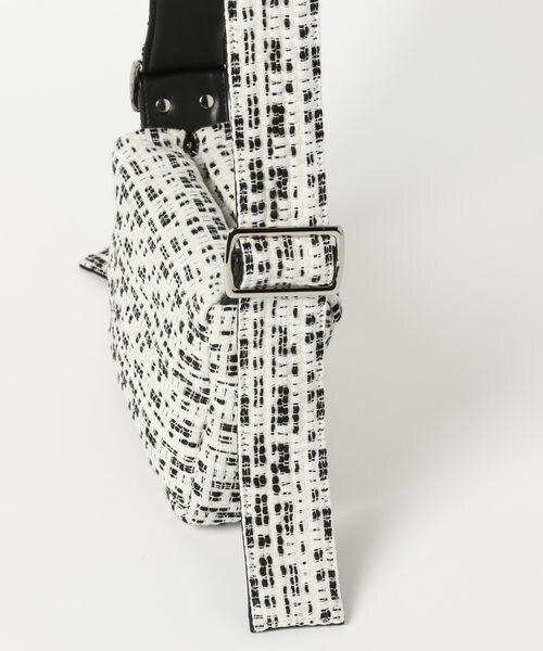 PAGEBOY（ページボーイ）の「スクエアイプショルダー（バッグ・レディース・モノトーン01/ブラック09/イエロー71・F）」の10枚目の写真