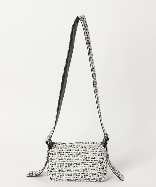 PAGEBOY（ページボーイ）の「スクエアイプショルダー（バッグ・レディース・モノトーン01/ブラック09/イエロー71・F）」の8枚目の写真