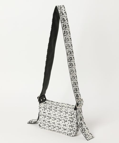 PAGEBOY（ページボーイ）の「スクエアイプショルダー（バッグ・レディース・モノトーン01/ブラック09/イエロー71・F）」の5枚目の写真