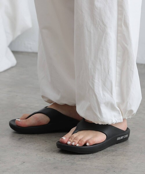 COLONY 2139(コロニートゥーワンスリーナイン)の「コンフォートトングサンダル(その他シューズ・レディース・ベージュ/ブラック/ブラウン・M/L)」の2枚目の写真