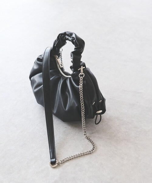 un dix cors（アンディコール）の「《予約》cachecache/ギャザーハンドルバッグ（ショルダーバッグ・レディース・ベージュ/ブラック・F）」の2枚目の写真