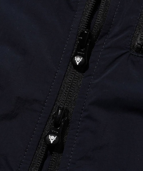South2 West8（サウスツーウェストエイト）の「PACKABLE VEST - NYLON TYPEWRITER（ジャケット/アウター・オリーブ/ネイビー・M）」の9枚目の写真