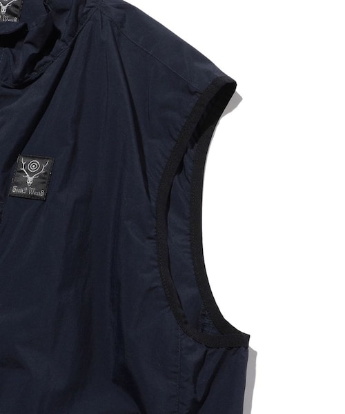 South2 West8（サウスツーウェストエイト）の「PACKABLE VEST - NYLON TYPEWRITER（ジャケット/アウター・オリーブ/ネイビー・M）」の6枚目の写真
