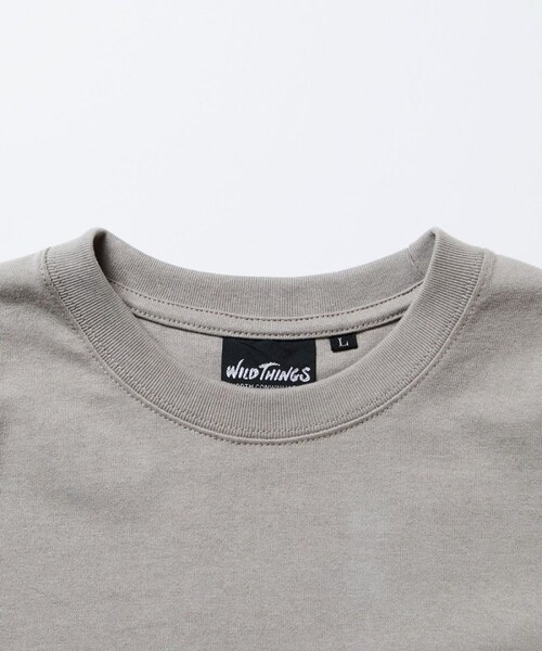 WILD THINGS（ワイルドシングス）の「別注 バックアーチロゴ ワンポイント刺繍 クルーネックTシャツ/ポケT【限定展開】（その他・ホワイト/グレー/ブラック/ベージュ/グリーン・S）」の2枚目の写真