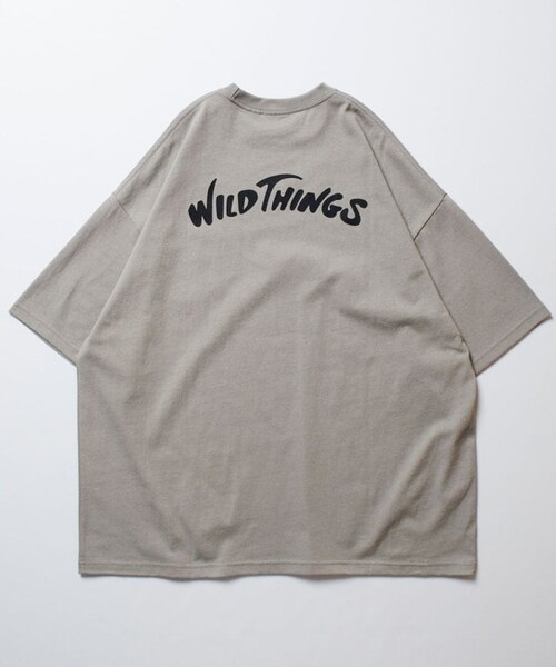 WILD THINGS（ワイルドシングス）の「別注 バックアーチロゴ ワンポイント刺繍 クルーネックTシャツ/ポケT【限定展開】（その他・ホワイト/グレー/ブラック/ベージュ/グリーン・S）」の3枚目の写真