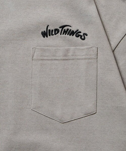 WILD THINGS（ワイルドシングス）の「別注 バックアーチロゴ ワンポイント刺繍 クルーネックTシャツ/ポケT【限定展開】（その他・ホワイト/グレー/ブラック/ベージュ/グリーン・S）」の4枚目の写真