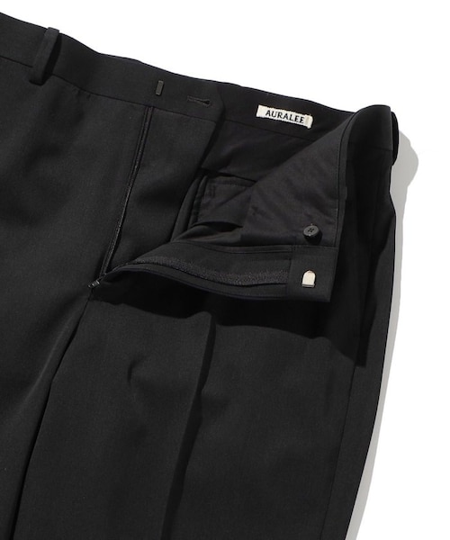 AURALEE(オーラリー)の「LIGHT WOOL MAX GABARDINE SLACKS/ライト ウール ギャバジン スラックス(パンツ・ブラック・3)」の4枚目の写真