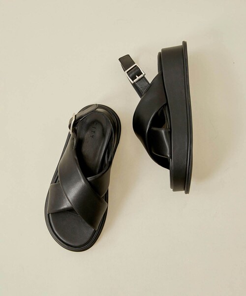 city（シティ）の「シンセティックレザークロスサンダル（その他シューズ・レディース・NAT/IVR/BLK・1/2）」の2枚目の写真