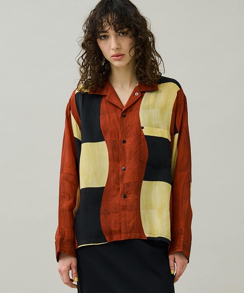TOGA PULLA(トーガ プルラ)の「Inner print shirt(シャツ/ブラウス・メンズ・RED/GRN・XS)」の2枚目の写真