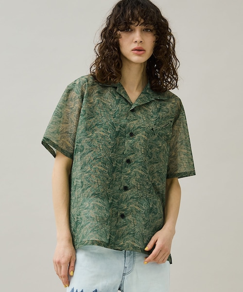 TOGA PULLA（トーガ　プルラ）の「Mesh marble print S/S shirt（シャツ/ブラウス・メンズ・BLK/GRN・S）」の2枚目の写真