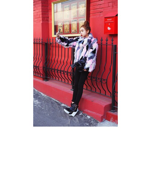 STYLENANDA(スタイルナンダ)の「ピンクMIXフェイクファージャケット(その他・レディース・ピンク・フリーサイズ)」の4枚目の写真