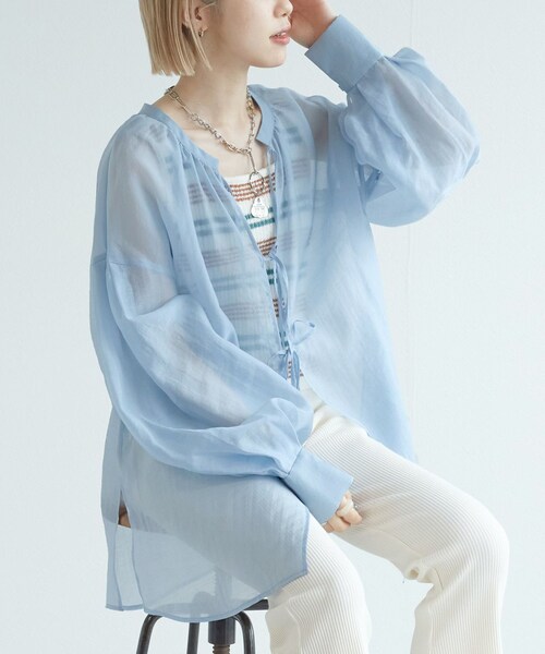 w closet(ダブルクローゼット)の「★先行予約★【前後2WAY】リボンシアーシャツ【4月中旬入荷】(トップス・レディース・オフホワイト/サックス/グレージュ・FREE)」の2枚目の写真