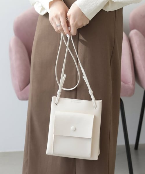 RAY CASSIN（レイカズン）の「ラップポケショルダー（バッグ・レディース・クロ/キナリ/シルバー・FREE）」の2枚目の写真