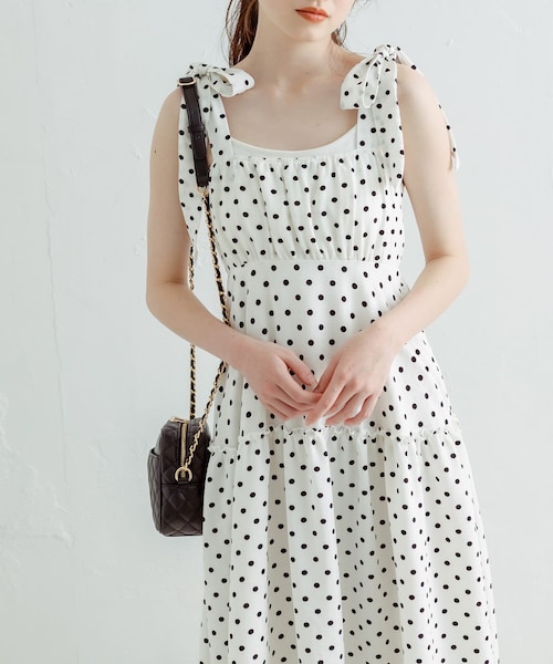 OLIVE des OLIVE（オリーブデオリーブ）の「【PAL CLOSET先行/推し活】リボンティアードキャミワンピース（ワンピース/ドレス・レディース・オフホワイト/イエロー/ピンク/ワンウォッシュ/ブラック/ラベンダー・FREE）」の2枚目の写真