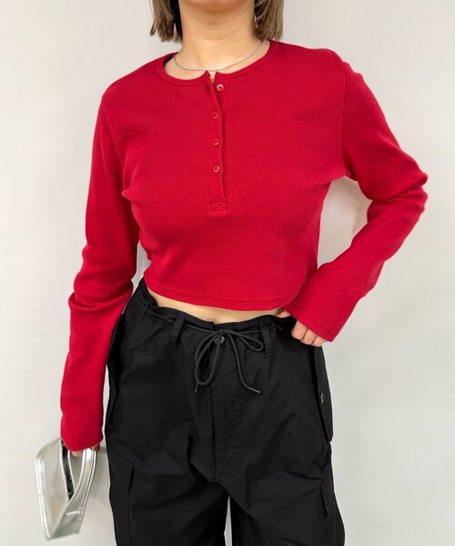 WHO'S WHO gallery（フーズフーギャラリー）の「ヘンリーネックショートトップス（Tシャツ/カットソー・レディース・ブラック/オフホワイト/ライトグレー/レッド・F）」の3枚目の写真