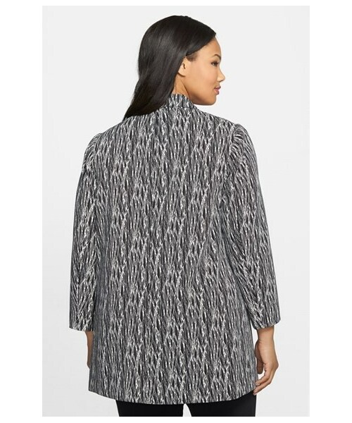 VINCE CAMUTO（ヴィンスカムート）の「Vince Camuto LINEAR SCRATCHES TOPPER COAT（ジャケット/アウター・レディース・Rich Black・Plus 1X/Plus 2X/Plus 3X）」の3枚目の写真