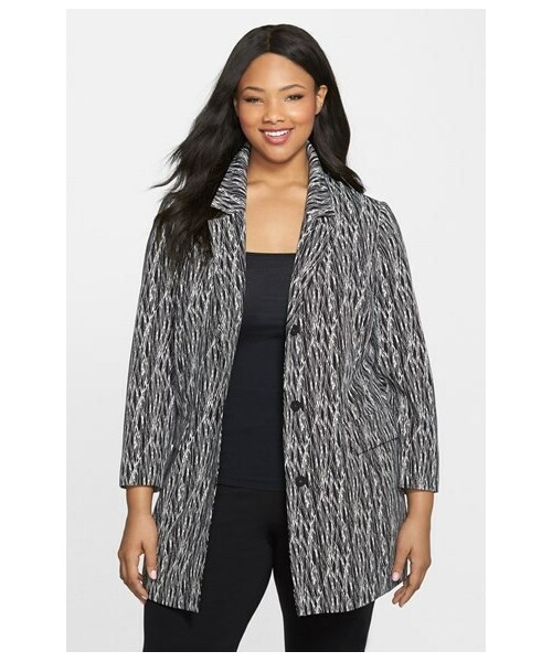 VINCE CAMUTO（ヴィンスカムート）の「Vince Camuto LINEAR SCRATCHES TOPPER COAT（ジャケット/アウター・レディース・Rich Black・Plus 1X/Plus 2X/Plus 3X）」の2枚目の写真