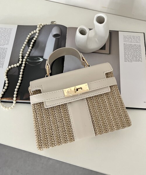 prose verse(プロズヴェール)の「フロントベルトバッグ(かごバッグ・レディース・アイボリー/ブラック・FREE)」の1枚目の写真